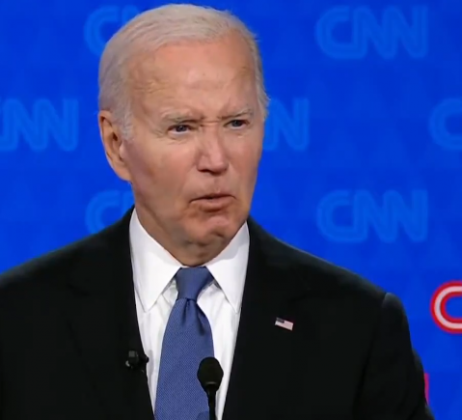 Pressionado após debate, Joe Biden consulta família, que recomenda que ele continue na corrida eleitoral. (Foto: X)