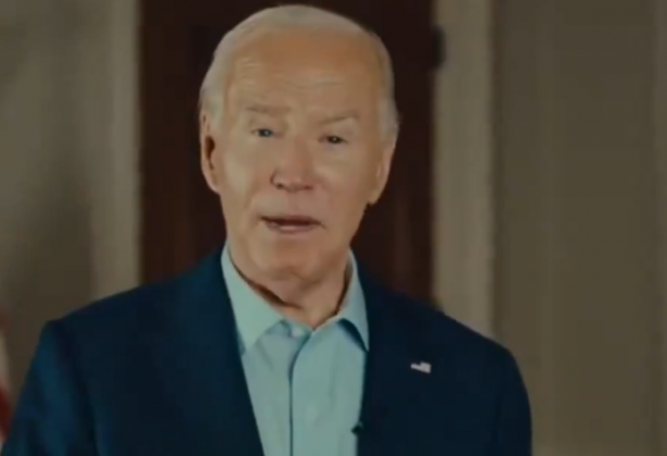 Pressionado após debate, Joe Biden consulta família, que recomenda que ele continue na corrida eleitoral. (Foto: X)