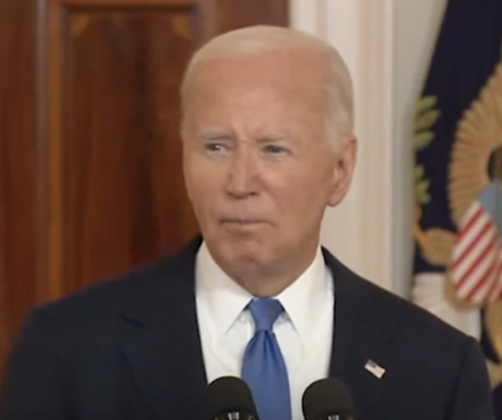 Biden segue isolado em casa enquanto Obama, Pelosi e outros democratas o pressionam a desistir. (Foto: X)