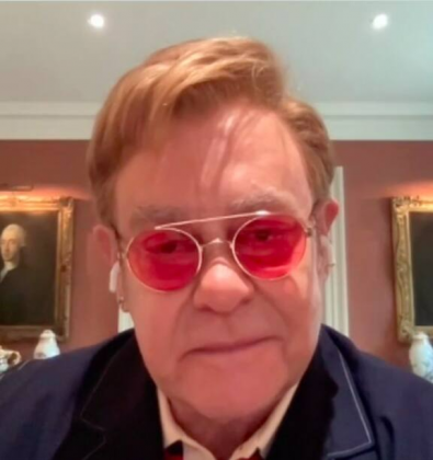 O TMZ, revelou que Elton John foi pego de surpresa e acabou urinando em uma garrafa, deixando o dono do estabelecimento chocado e irritado. (Foto: Reprodução/Instagram)