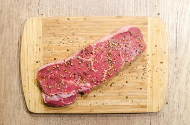 Se, por exemplo, uma pessoa alérgica à soja comer um hambúrguer de carne bovina que ganhou a adição desses grãos sem nenhum aviso na embalagem. (Foto: Pexels)