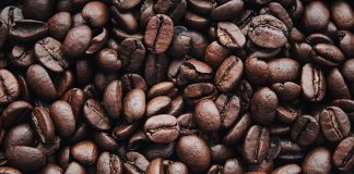 Um novo estudo sugere que a cafeína pode ser benéfica para retardar a progressão da doença de Alzheimer em pacientes em fase inicial. (Foto: Pexels)