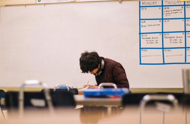 De acordo com as determinações, cada município deve ofertar o modelo em pelo menos uma escola, mas apenas quando "houver demanda manifesta e comprovada para matrícula". (Foto: Pexels)