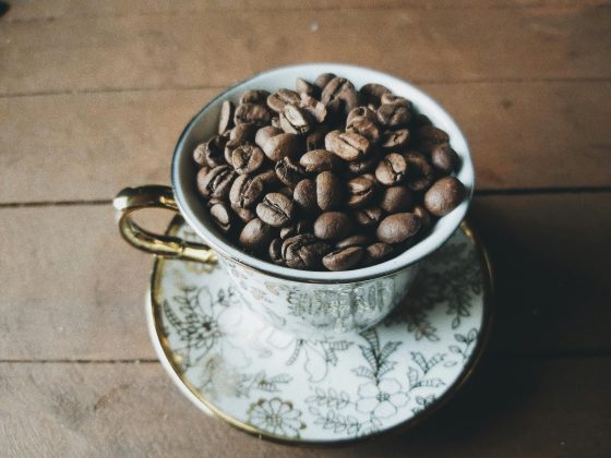 Estudo mostra que a cafeína desacelera a progressão do Alzheimer. (Foto: Pexels)