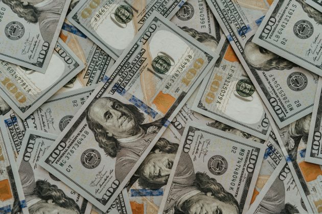 Dólar opera em alta, com investidores aguardando decisões sobre juros no Brasil e EUA. (Foto: Pexels)