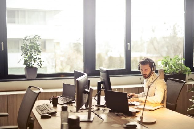 Assim, a pesquisa apontou que 74% dos pais procurariam um novo emprego se fossem obrigados a se deslocar por grandes distâncias para um escritório central cinco dias por semana. (Foto: Pexels)