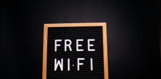 Espaços como praças, parques, terminais de ônibus, hotéis, entre outros, podem ter algo em comum: a conexão Wi-Fi pública. (Foto: Pexels)