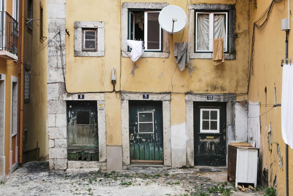 Quem assiste à TV aberta por meio de uma antena parabólica tradicional, do modelo mais antigo, vai ter que substituir por outra para não perder o sinal. (Foto: Pexels)