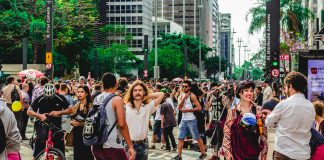 Uma pesquisa divulgada pelo Datafolha nesta quinta-feira (11) indica que 26% dos eleitores de São Paulo dizem ser de direita, enquanto 20% afirmam ser de esquerda. (Foto: Pexels)