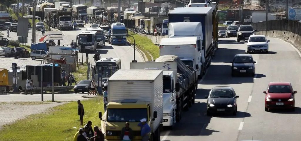 Quase dez anos após a publicação da Lei dos Caminhoneiros, o Supremo Tribunal Federal (STF) ainda debate pontos da regra, que podem criar um passivo trabalhista bilionário para as empresas do setor, calculado em R$255,6 bilhões. (Foto: Pexels)