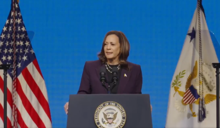 Com isso, um dos momentos mais importantes do discurso foi quando Kamala tentou se equilibrar entre dois grupos de eleitores importantes para os democratas – os judeus e os árabes-americanos. (Foto: X)