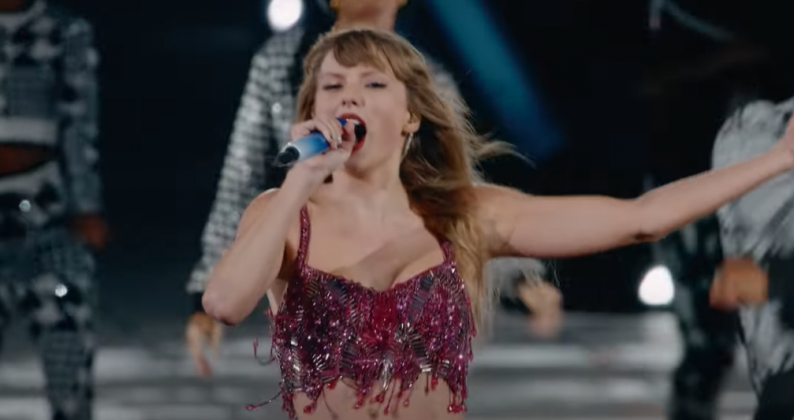 "Vocês acabaram de me tornar a primeira artista solo a tocar em Wembley oito vezes em uma única turnê", disse Taylor aos fãs no show surpresa. (Foto: Reprodução)