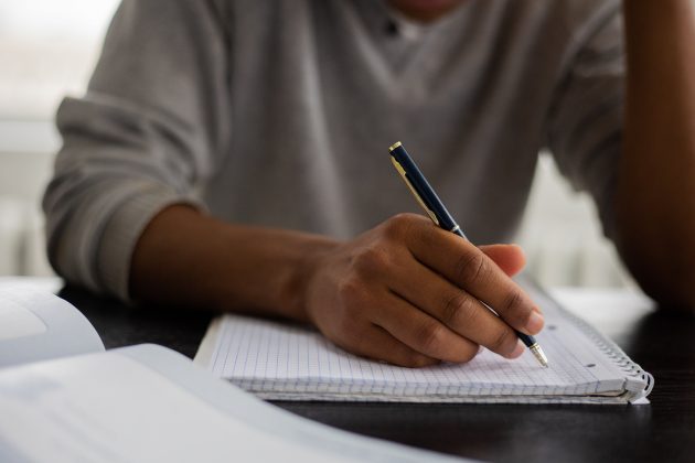 Nas instituições que atendem alunos mais novos, até os anos iniciais do ensino fundamental, a proporção de escolas que proíbem a utilização do dispositivo passou de 32% em 2020, para 43% em 2023. (Foto: Pexels)