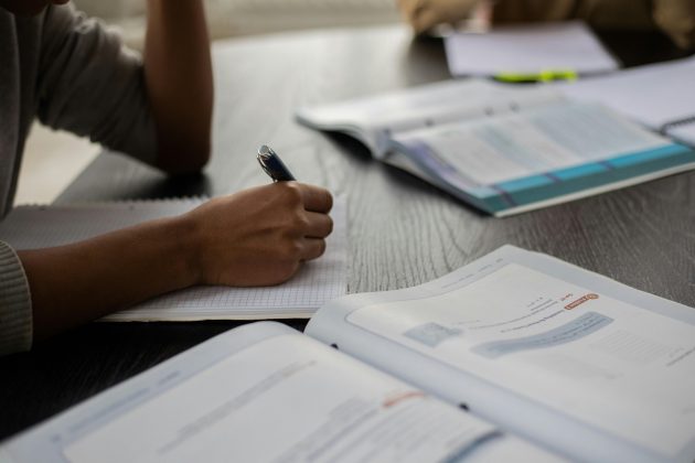 Naquelas que oferecem até os anos finais do ensino fundamental, a porcentagem subiu de 10% para 21%, entre as edições 2020 e 2023 do levantamento. (Foto: Pexels)