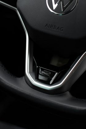 No momento em que o airbag infla, são projetadas partes do equipamento para a parte interna do carro. (Foto: Pexels)