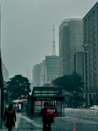 Com o deslocamento da frente fria e a circulação de ventos transportando mais umidade do mar. (Foto: Pexels)