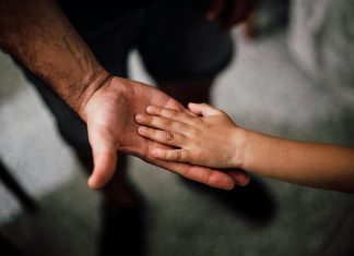 Estar presente nos primeiros dias de vida do filho é fundamental para estreitar laços familiares. (Foto: Pexels)