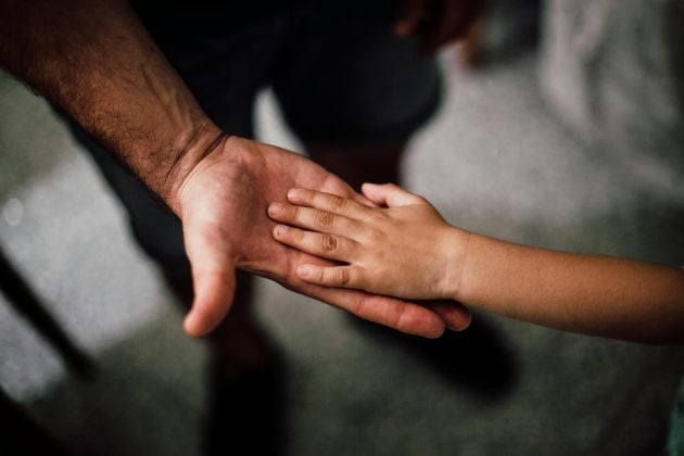 Estar presente nos primeiros dias de vida do filho é fundamental para estreitar laços familiares. (Foto: Pexels)