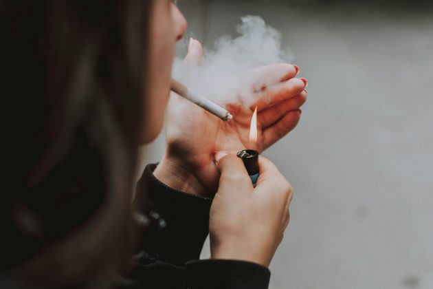 Assim, como parte da campanha, materiais, como videoaulas e depoimentos, estão sendo enviados a professores dos ensinos médio e universitário para discutir a questão do cigarro eletrônico. (Foto: Pexels)