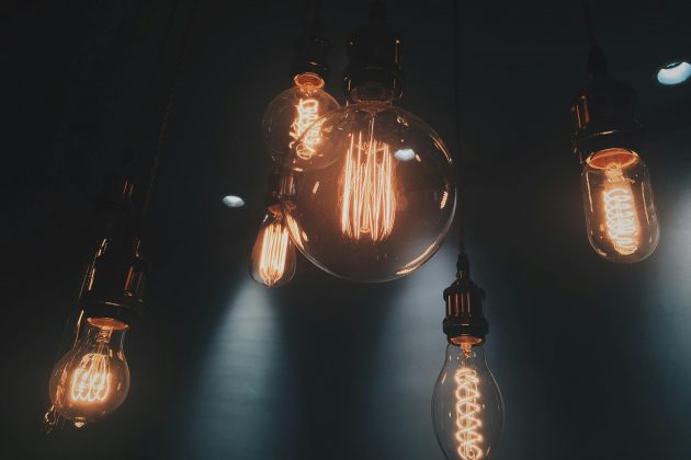 Sobre um projeto de lei para distribuir os custos dos subsídios na conta de luz de forma proporcional ao consumo. (Foto: Pexels)