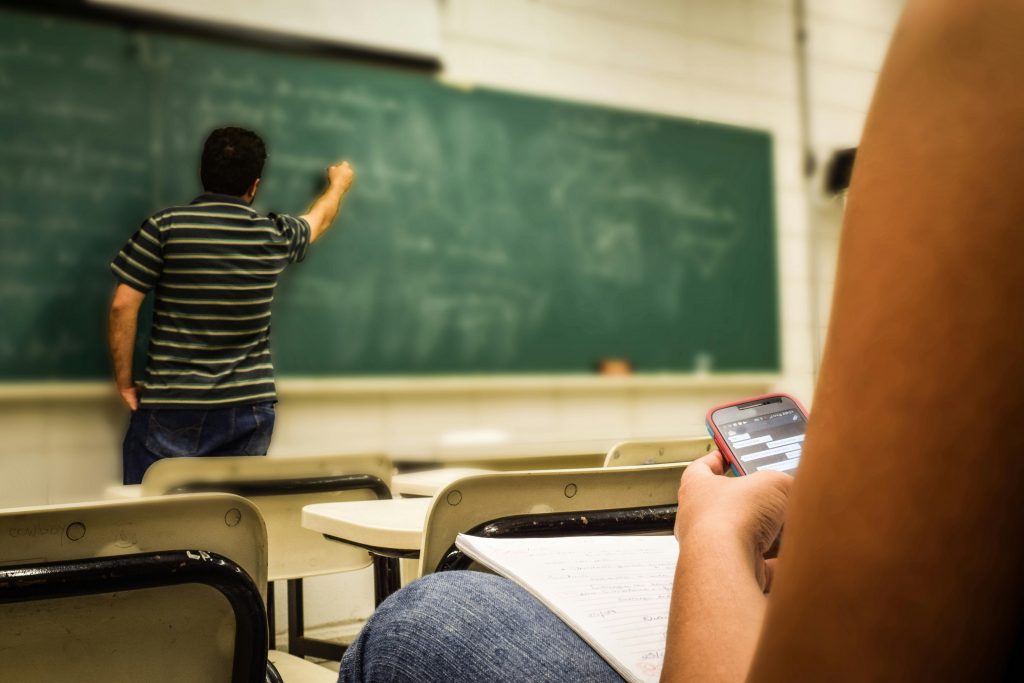 Seis em cada dez escolas de ensino fundamental e médio adotam regras para uso do telefone celular pelos alunos. (Foto: Pexels)