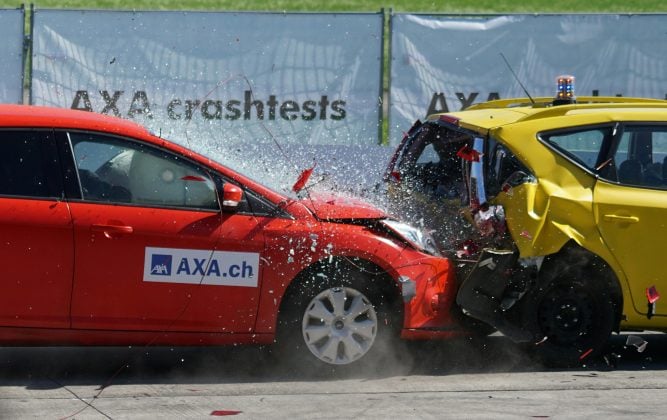 Segundo especialistas em trânsito, é praticamente impossível morrer em um impacto com essa velocidade, se o condutor estiver de cinto de segurança. (Foto: Pexels)