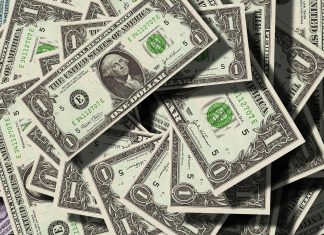 O dólar inverteu o sinal e opera em alta nesta sexta-feira (30), se aproximando dos R$5,70. (Foto: Pexels)