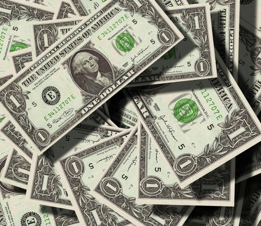 O dólar inverteu o sinal e opera em alta nesta sexta-feira (30), se aproximando dos R$5,70. (Foto: Pexels)