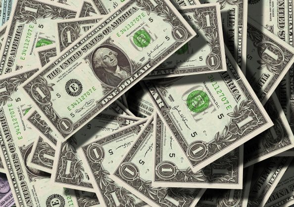 O dólar inverteu o sinal e opera em alta nesta sexta-feira (30), se aproximando dos R$5,70. (Foto: Pexels)