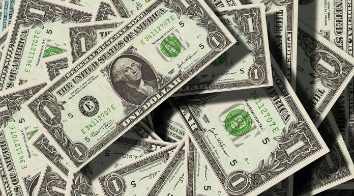 O dólar inverteu o sinal e opera em alta nesta sexta-feira (30), se aproximando dos R$5,70. (Foto: Pexels)