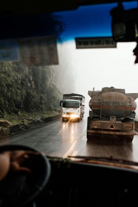 E entendeu que não é constitucional o motorista descansar com o caminhão em movimento, que se dá com revezamento entre dois motoristas. (Foto: Pexels)