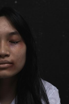 A violência contra a mulher — na contramão de outros tipos de violência na sociedade — só vem aumentando. (Foto: Pexels)