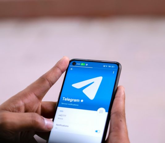 O Telegram, aplicativo de mensagens cujo dono foi preso na França, se recusa a participar de programas internacionais destinados a detectar e remover material de abuso infantil online. (Foto: Pexels)