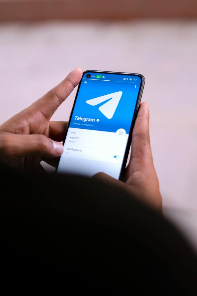 O Telegram, aplicativo de mensagens cujo dono foi preso na França, se recusa a participar de programas internacionais destinados a detectar e remover material de abuso infantil online. (Foto: Pexels)