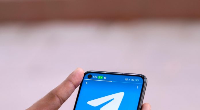 O Telegram, aplicativo de mensagens cujo dono foi preso na França, se recusa a participar de programas internacionais destinados a detectar e remover material de abuso infantil online. (Foto: Pexels)