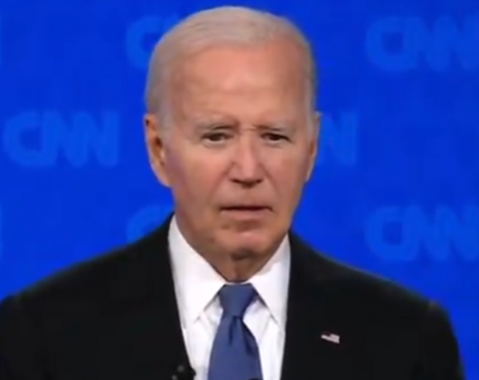 Biden desistiu da corrida em julho após uma performance desastrosa no debate e meses sendo criticado por Trump e outros conservadores por ser velho demais e errático para o cargo. (Foto: Divulgação)