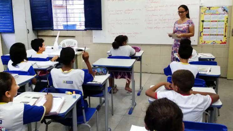 A remuneração mais elevada, conforme parte dos especialistas, é uma estratégia para tornar a carreira mais atrativa para novos profissionais e reter talentos na docência. (Foto: Agência Brasil)