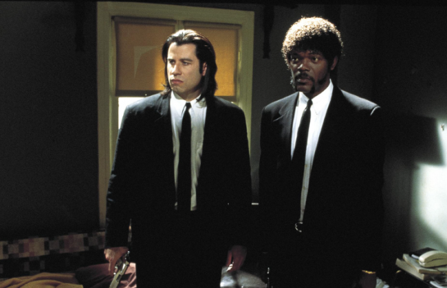 Lançado em 1994, Pulp Fiction cimentou Tarantino como uma das vozes mais vitais de sua geração. (Foto: Divulgação)