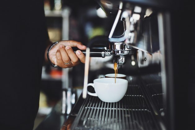 Mas quem toma o cafezinho na rua ou vai ao supermercado já sentiu que o preço está bem diferente. (Foto: Pexels)