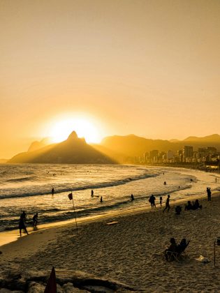 Novamente o céu pode ficar esbranquiçado por conta da fumaça das queimadas. (Foto: Pexels)