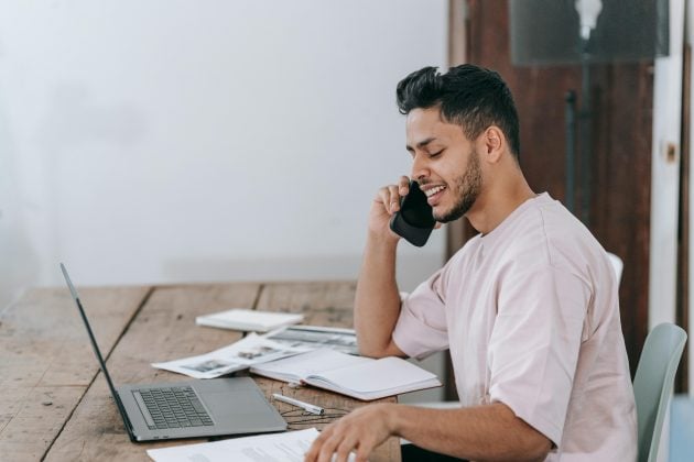 O advogado Henry Nelson-Case, de 31 anos, descreve a ansiedade gerada por conversas em tempo real, preferindo a comunicação por mensagens que permite mais controle e menos vulnerabilidade. (Foto: Pexels)