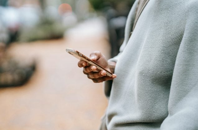 Refletindo a forma como as comunicações telefônicas foram relegadas a momentos importantes ou emergenciais. (Foto: Pexels)