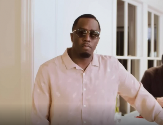 Nesse momento, Sean Combs teria usado um controle remoto da TV violentamente para conseguir o que queria. (Foto: Reprodução)