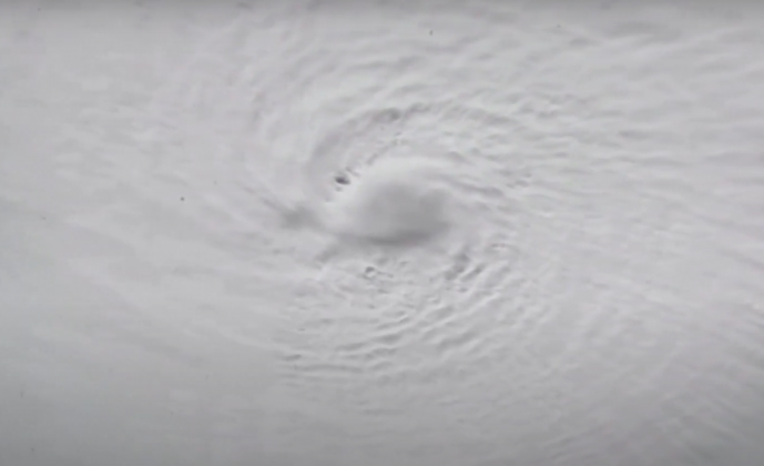 Isso significa que ventos perigosos, tempestades com risco de vida e chuvas fortes deverão impactar áreas muito além do cone previsto. (Foto: Divulgação)