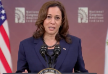 Na tarde de quarta-feira, a vice-presidente dos Estados Unidos e candidata democrata à Presidência, Kamala Harris, fez um breve mas contundente ataque ao seu rival republicano em frente à sua residência oficial em Washington. (Foto: X)