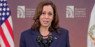 Na tarde de quarta-feira, a vice-presidente dos Estados Unidos e candidata democrata à Presidência, Kamala Harris, fez um breve mas contundente ataque ao seu rival republicano em frente à sua residência oficial em Washington. (Foto: X)