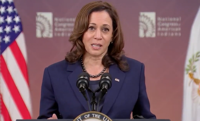 Na tarde de quarta-feira, a vice-presidente dos Estados Unidos e candidata democrata à Presidência, Kamala Harris, fez um breve mas contundente ataque ao seu rival republicano em frente à sua residência oficial em Washington. (Foto: X)