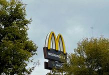 As ações do McDonald's caíram mais de 5% nesta quarta-feira (23) nos EUA, após o Centro de Controle e Prevenção de Doenças do país informar que uma pessoa morreu e dezenas ficaram doentes devido a infecções que podem estar ligadas ao hambúrguer "Quarter Pounders", o Quarteirão. (Foto: Pexels)