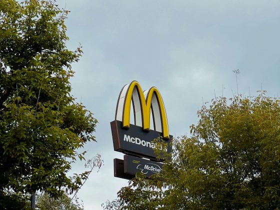 As ações do McDonald's caíram mais de 5% nesta quarta-feira (23) nos EUA, após o Centro de Controle e Prevenção de Doenças do país informar que uma pessoa morreu e dezenas ficaram doentes devido a infecções que podem estar ligadas ao hambúrguer "Quarter Pounders", o Quarteirão. (Foto: Pexels)