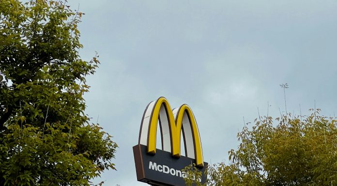 As ações do McDonald's caíram mais de 5% nesta quarta-feira (23) nos EUA, após o Centro de Controle e Prevenção de Doenças do país informar que uma pessoa morreu e dezenas ficaram doentes devido a infecções que podem estar ligadas ao hambúrguer "Quarter Pounders", o Quarteirão. (Foto: Pexels)